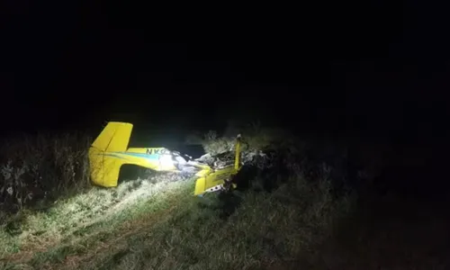 Avião de pequeno porte ficou completamente destruído após a queda
