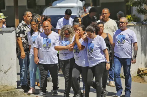 A família do entregador usou camisas para homenageá-lo