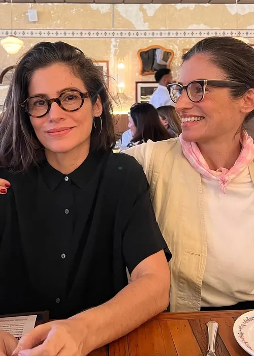 Irmãs gêmeas celebraram data em um restaurante