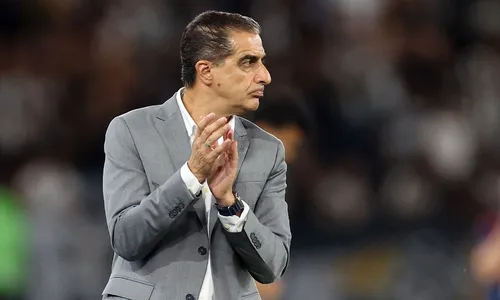 Renato Paiva à beira do campo na partida Botafogo x Universidad de Chile