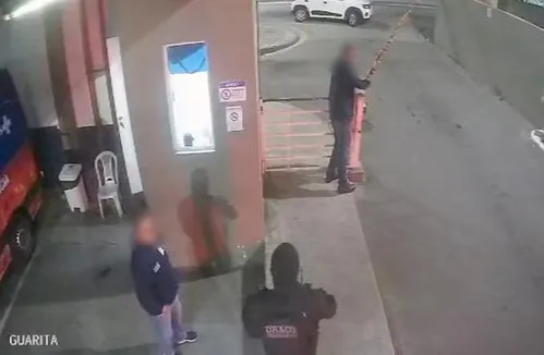 Momento em que os criminosos invadiram a unidade de saúde