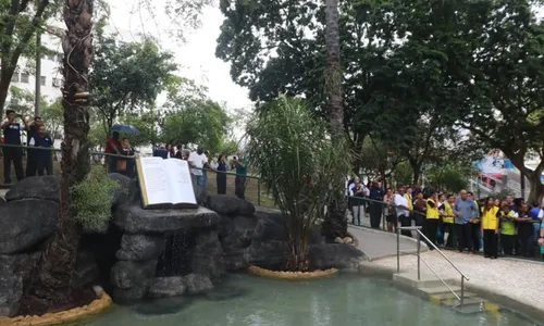 O batistério é composto por uma cascata d’água e uma bíblia cenográfica confeccionada em resina
