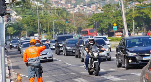 Agente de trânsito orienta os motoristas