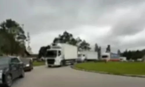 Segundo informações da concessionária EcorioMinas, fortes rajadas de vento provocaram a queda de árvores