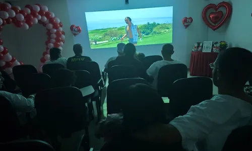21 casais participaram de uma sessão especial de cinema promovida dentro da unidade de saúde