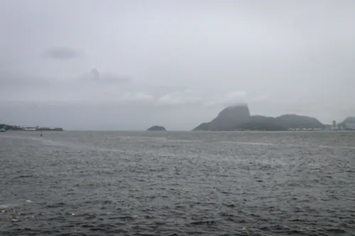 Frente fria chega com força neste sábado (5)
