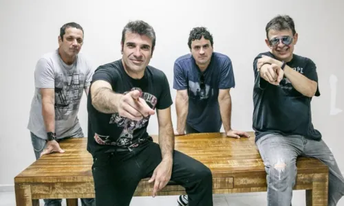Carros antigos e música ao vivo celebram o Dia dos Pais em São Gonçalo.