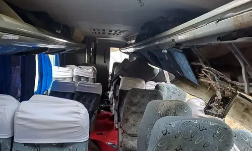 O acidente ocorreu por volta das 20h, quando o ônibus teria invadido a contramão, colidindo contra rochas à beira da estrada antes de atingir um barranco de areia e tombar