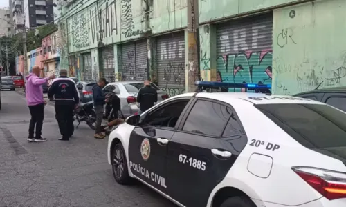 Moto usada na fuga ficou caída no chão após a colisão