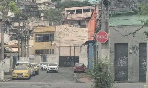 Durante a abordagem, um dos suspeitos sacou um revólver e anunciou o assalto