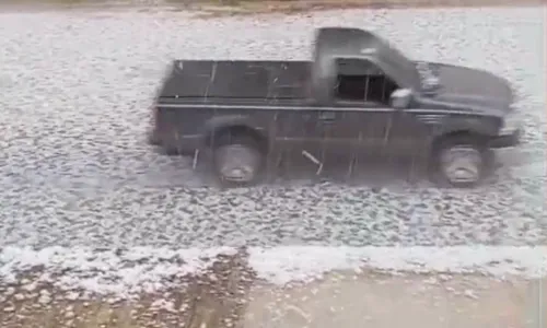 A tempestade provocou estragos em residências, escolas, unidades de saúde, vias públicas e diversas edificações privadas