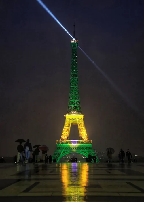 Monumento foi iluminado nas cores verde, amarela e azul