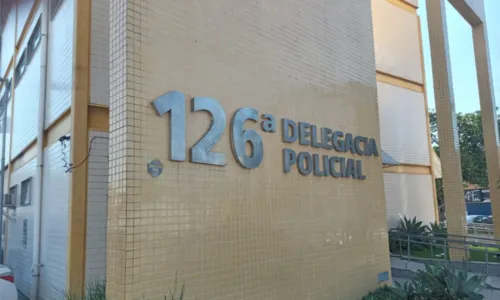 Agentes da 126ª DP (Cabo Frio) chegaram ao local após investigações que indicaram a presença do criminoso na comunidade
