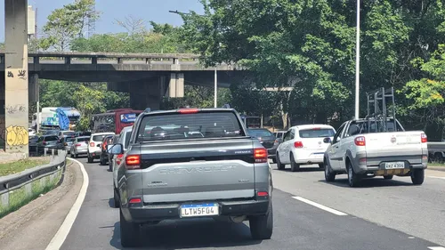 Fluxo de veículos é intenso no sentido Centro de Niterói