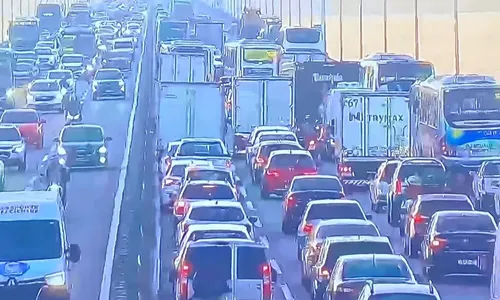 O congestionamento no sentido Rio é atribuído tanto ao volume elevado de veículos