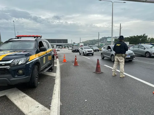A abordagem aconteceu por volta das 8h, próximo à praça de pedágio, na pista sentido Rio