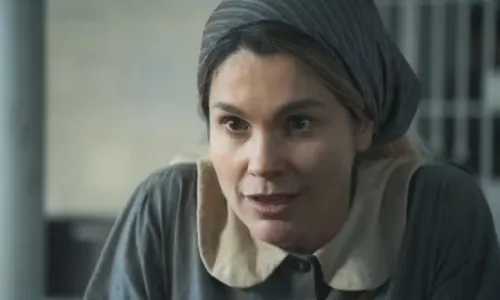 Nos primeiros capítulos, Flávia Alessandra fugiu da prisão com ajuda de Ernesto (Eriberto Leão)