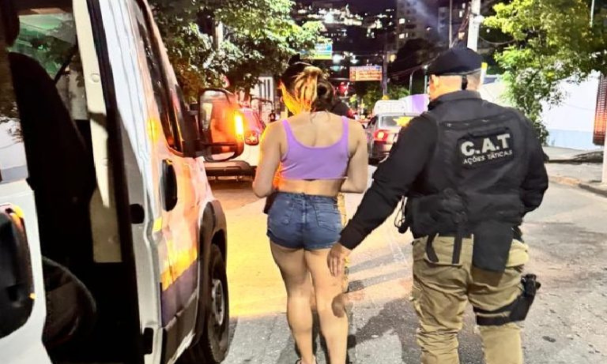 Travesti presa em Niterói após manter homem em cárcere privado no Rio