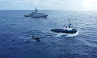 Imagem ilustrativa da imagem Vídeo mostra embarcação carregada com cocaína sendo abordada por policiais