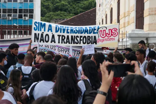 Ato ocorreu em frente ao Colégio Estadual Liceu Nilo Peçanha, no Centro de Niterói