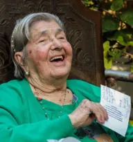 Imagem ilustrativa da imagem Segredo da longevidade: idosa celebra 100 anos com amigas em SG