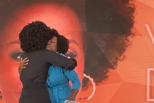 Imagem ilustrativa da imagem Maju Coutinho surge abraçada com Viola Davis em gravação na Globo