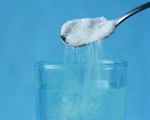 Imagem ilustrativa da imagem Água com sal, a nova promessa emagrecedora da internet
