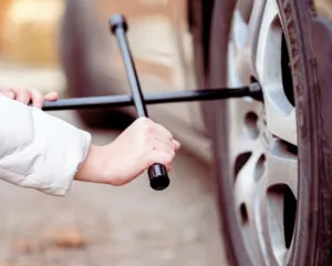 Imagem ilustrativa da imagem O que não te contaram sobre como trocar pneu de carro