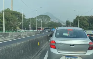 Imagem ilustrativa da imagem Acidente entre moto e carro na Ponte dá nó em Niterói