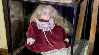Imagem ilustrativa da imagem Boneca assusta ao se mexer sozinha em caixa trancada; vídeo