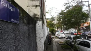 Imagem ilustrativa da imagem Bandidos rendem mãe e filha na porta de casa em Niterói; vídeo