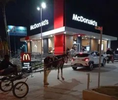 Imagem ilustrativa da imagem Homem vai de charrete para drive-thru de McDonald's em São Paulo