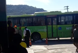 Imagem ilustrativa da imagem Idoso morre atropelado por ônibus no terminal de Niterói