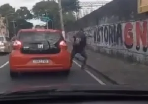 Imagem ilustrativa da imagem Ladrão dá bote e furta motorista em rua da Zona Norte do Rio; vídeo