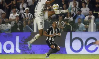 Imagem ilustrativa da imagem Líder Botafogo tenta quebrar tabu contra o Santos na Vila Belmiro