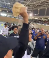 Imagem ilustrativa da imagem MC Cabelinho joga dinheiro em evento público; vídeo