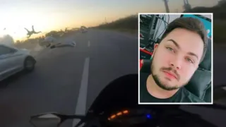 Imagem ilustrativa da imagem Motociclista morre após bater em carro a mais de 200 km/h; vídeo