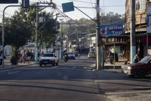 Imagem ilustrativa da imagem Tráfico impõe 'pedágio' de R$ 2 em comunidade de São Gonçalo