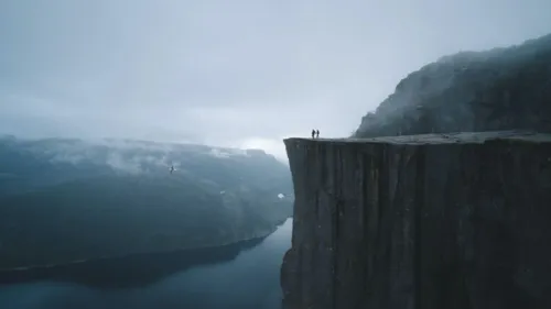 Há momentos cruciais na vida, em que o precipício se apresenta para nós.