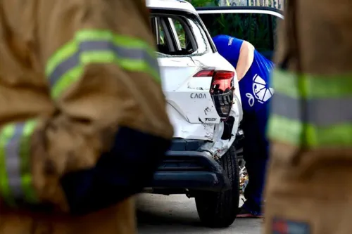 Motociclista ficou ferido ao bater na traseira do veículo de passeio