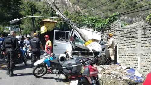 Os bombeiros estão no local