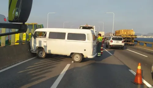 Kombi ficou atravessada na pista