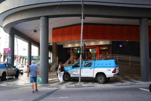 Viatura da polícia na porta da agência no Centro de Niterói