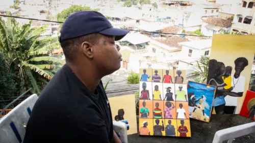 O artista de 30 anos mora no Morro da Otto, em Niterói