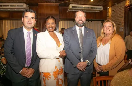 Na foto, estão presentes: Junior Rodrigues (diretor da Escola Superior de Advocacia), Jaqueline dos Santos (presidente da CIR de Niterói), Pedro Gomes (presidente da OAB Niterói) e Andrea Kraemer (presidente da CDHC)