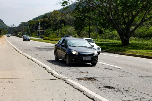 Motoristas precisam de atenção onde há buracos