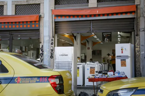 Geladeira foi registrada na calçada em frente a loja