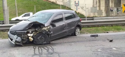 Carro ficou destruído após batida