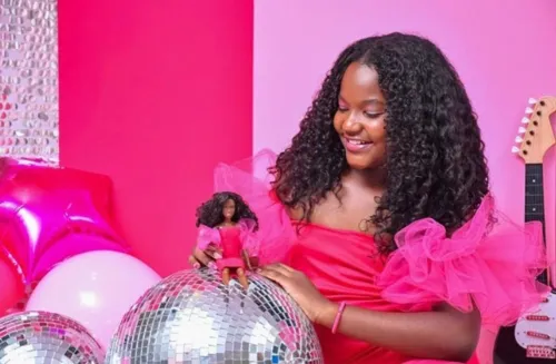 Jovem conhecida como 'Barbie Negra do Alemão' participa da divulgação do filme