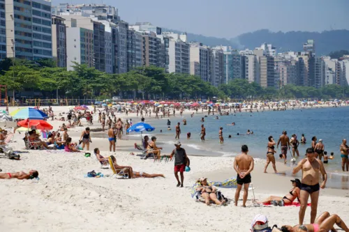 Banhistas aproveitaram a praia de Icarai neste domingo (24)